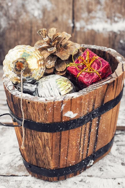 Vasca regalo di Natale con decorazioni — Foto Stock