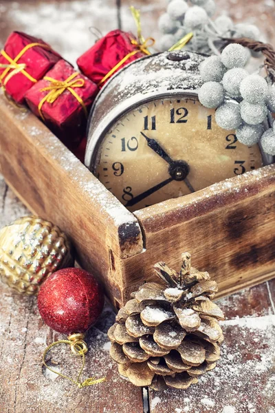 Arranjo retro para o Natal com um relógio de alarme antigo — Fotografia de Stock