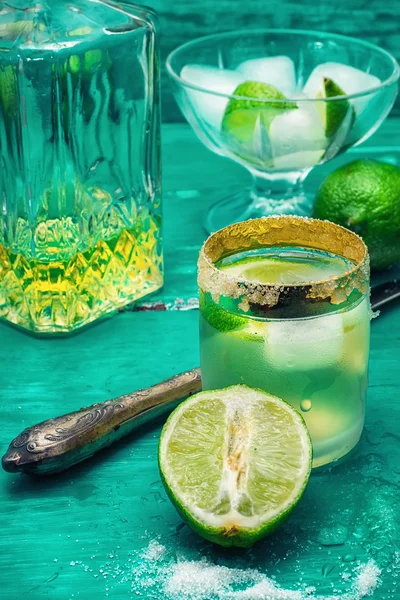 Alcoholic cocktail with lime — Stock Photo, Image