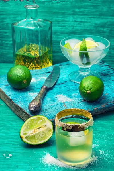 Alcoholic cocktail with lime — Stock Photo, Image