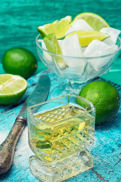 Alcoholic cocktail with lime — Stock Photo, Image