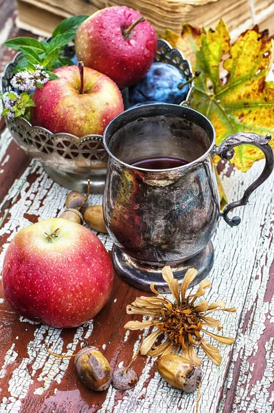Чашка чая в осеннем стиле — стоковое фото