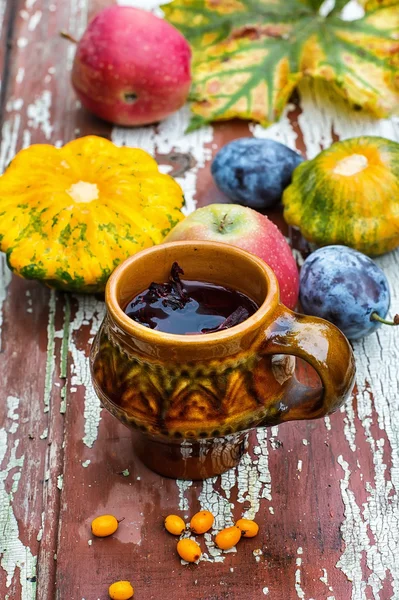 Tasse Tee im Herbst-Stil — Stockfoto