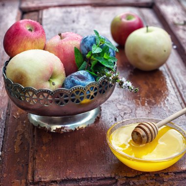 elma ve Erik demir vazoda