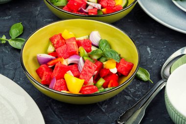 Parti için nefis aperatifler, karpuz, salatalık ve dolmalık biberli alışılmadık salata..