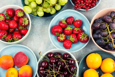 Masada taze lezzetli meyveler var. Sağlıklı yiyecekler. Üzüm, üzümler, çilek ve vişneli kayısı..