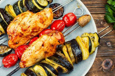Fırında tavuk göğsü ve ızgara patlıcan..