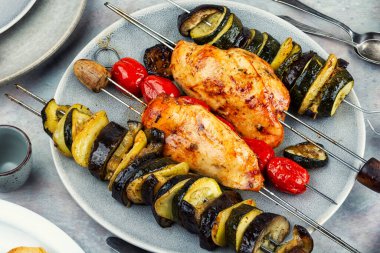 Tavuk göğsü ve sebze şişi, barbekü soslu tavuk ve kızarmış sebze..