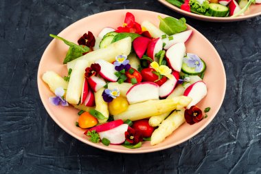 Beyaz kuşkonmaz salatası, domates ve yenilebilir çiçekler taze bahar yeşillikleri, tarif, diyet yemeği vejetaryeni..