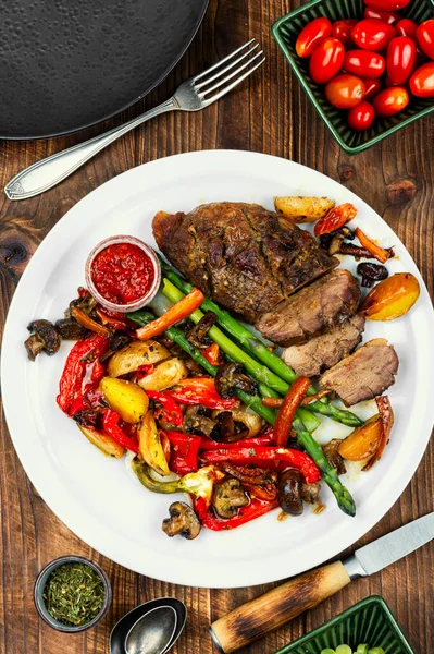 Fırında sebzeli fırında ördek filetosu. Dilimlenmiş tavuk eti, sulu et..