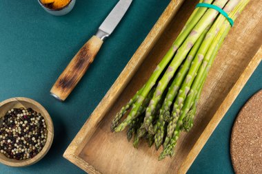 Kalın saplı bahar sebzesi, yeşil çiğ kuşkonmaz koleksiyonu..