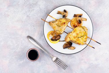 Şişte az pişmiş ton balığı bifteği, barbekü. Mantarlı ızgara balık kebabı..