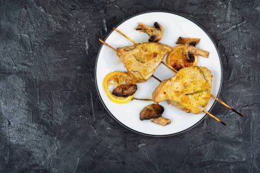 Mantarlı ızgara ton balığı. Şişler üzerinde taze pişmiş deniz ürünleri tabağı. Metin için boşluk.