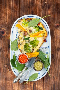 Stuffed omelette with spinach, red bell pepper and broccoli.