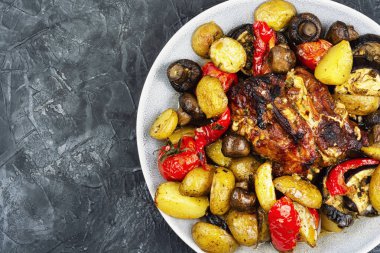 Patates, mantar, biber ve patlıcanla pişirilmiş lezzetli domuz eti..