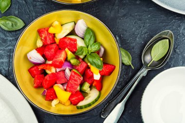 Taze ve renkli doğranmış karpuz ve salatalık..