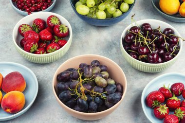 Bir kâse dolusu sağlıklı yaz meyvesi ve meyvesi..