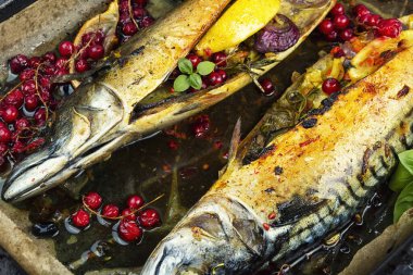 Taze malzemeli leziz kızarmış balık yemeği, sağlıklı yemek ve gurme mutfağı için mükemmel..