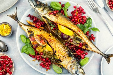 Taze malzemeli leziz kızarmış balık yemeği, sağlıklı yemek ve gurme mutfağı için mükemmel..