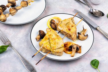 Mükemmel kurutulmuş ton balığı bifteği ve mantarlı şiş. Balık yemeği..