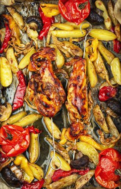 Kızarmış tavuk göğsü ve kızarmış patates. Yemek arkaplanı, kapatın.