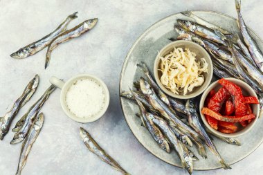 Kurutulmuş balık, kurutulmuş somon parçaları ve kurutulmuş kalamar ile geleneksel bir bira atıştırmalığında bira ve çeşitli kurutulmuş balık. Genel bakış. Yemek fotoğrafçılığı