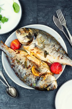 Eriklerle pişirilmiş dorado, lezzetli kavrulmuş deniz çerezi ya da dorado balığı. Diyet ve temiz yemek..