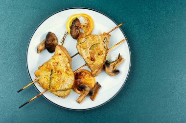 Kızarmış ton balıklı biftek ve mantarlı şiş. Balık barbeküsü. Üst Manzara. Genel Görünüm.