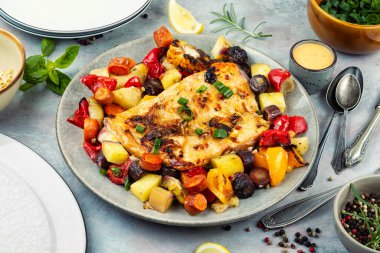 Pişmiş somon bifteği ve sebze. Somon, ızgara balık. Tarif deniz ürünleri.