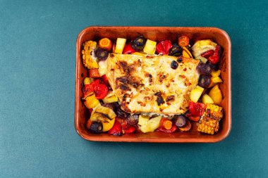 Kızartma tavasında havuçlu, patlıcanlı, mısırlı ve kabaklı sağlıklı balık somon bifteği..