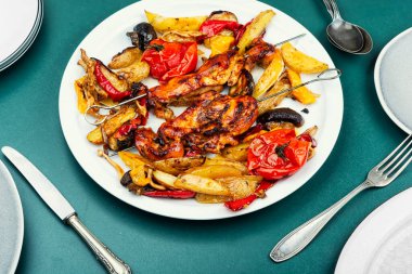 Kızarmış tavuk göğsü şiş, sebze garnitürlü, sulu et..