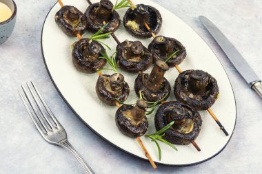 Izgara ya da ızgara şampiyon mantar şiş sarımsak soslu barbekü.