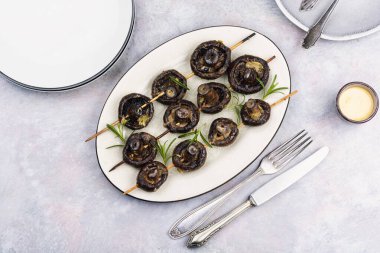 Lezzetli ve sağlıklı aperatif, sarımsaklı ızgara mantar şiş..