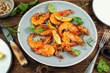 Izgara karides, bir dilim limonla süslenmiş, kavrulmuş karides..