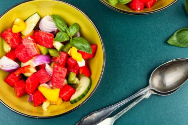 Karpuz parçaları ve salatalık dilimlerinden oluşan canlı bir salata..