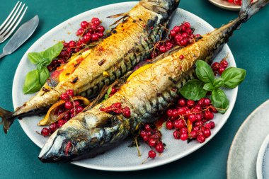 Bir tabak ızgara balık, limonlu kızarmış uskumru balığı.