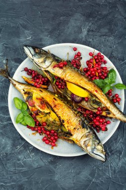 Bir tabak ızgara balık, limonlu kızarmış uskumru balığı.