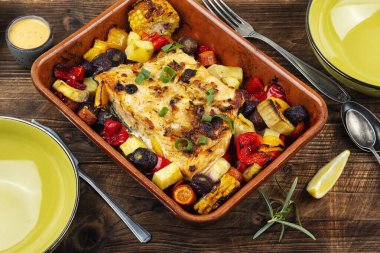 Patates ve renkli sebzelerle birlikte somon filetosu. Sağlıklı beslenme