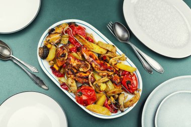 Kızarmış sebzeli ızgara et şişleri. Bir tabak tavuk kebabı. Üst görünüm.