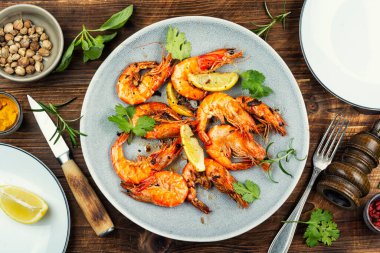 Limon ve baharatla kızartılmış lezzetli büyük Langoustines. Akdeniz mutfağı.