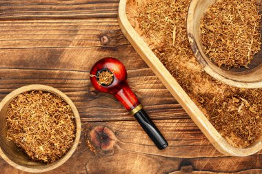 Sigara piposuyla gevşeme kompozisyonu, ahşap kırsal arka planda tütün piposu.