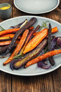 Kızarmış havuç, bir tabak lezzetli fırında veya otlu kızarmış havuç..