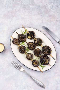 Sarımsak soslu ızgara mantar şiş, ahşap şiş ızgara mantar. Genel Görünüm.