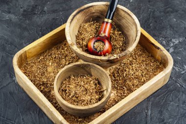 Masasında tütün olan ahşap pipo. Eski model. Pipo tütünü içiyorum.