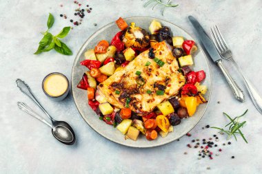 Kızarmış patates ve sebzeli somon filetosu, ızgara balık..