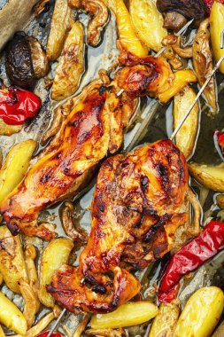 Kızarmış tavuk göğsü ve fırın tepsisinde kızarmış patates..