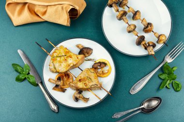 Kızarmış ton balıklı biftek ve mantarlı şiş. Balık BBQ.