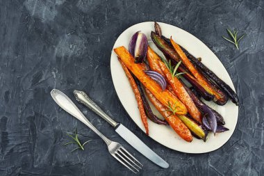 Mesaj için yer var. Kızarmış taze, rengarenk havuç, otlar, kızarmış sebze..