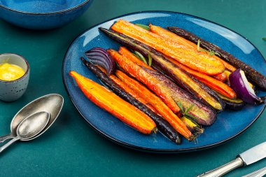 Baharatlı fırında pişmiş havuç. Sağlıklı vejetaryen yemekleri.