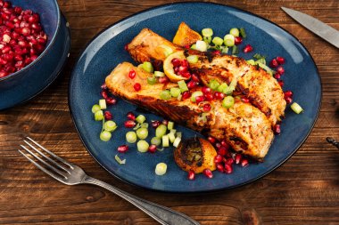 Fırında ya da nar soslu kızarmış somon balığı. Kırsal biçim.